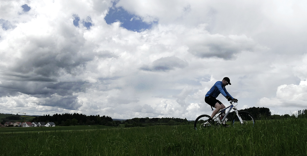 Fahrradfahrer im Zwiebellook bei schlechtem Wetter