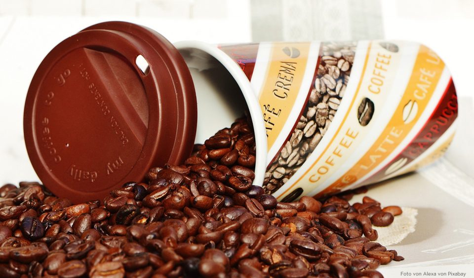 Coffee to go Becher kippt aus