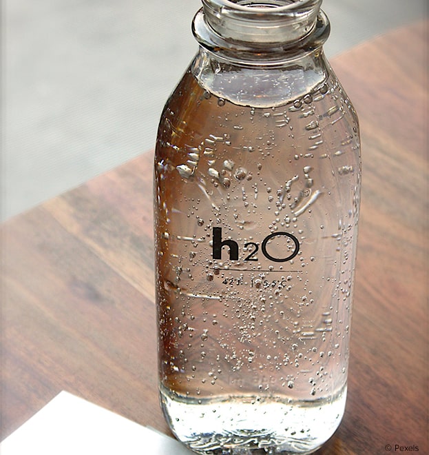 Trinkwasser in einer Glasfalsche.