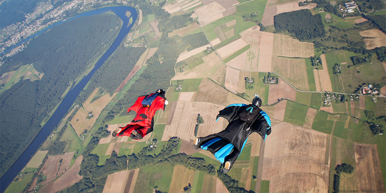 Wingsuit Flying vereint alle Komponenten des Extremsports: Schnelligkeit, Nervenkitzel, Freiheitsgefühl und Höhe/Tiefe
