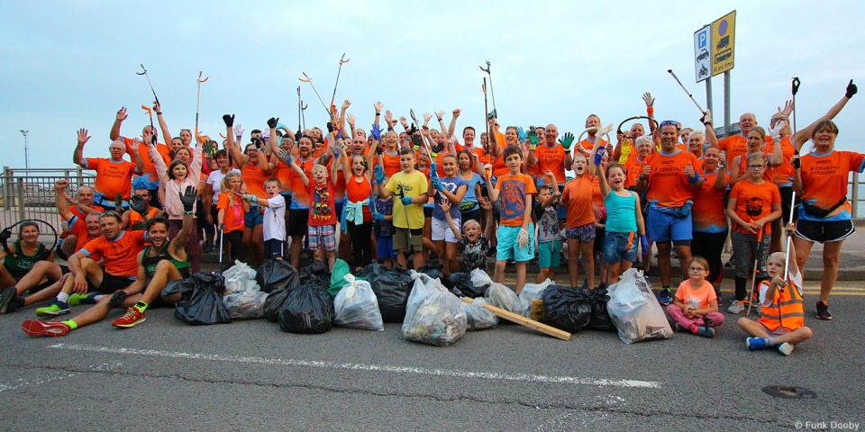 Plogging in der Gruppe - Macht Spaß und schont die Umwelt.