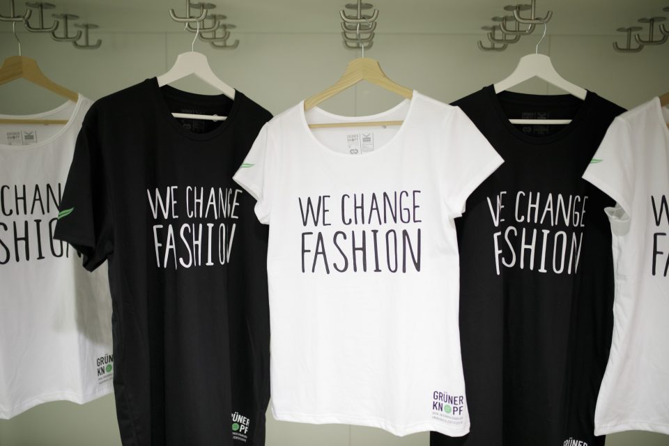 We Change Fashion T-Shirts mit dem Grünen Knopf