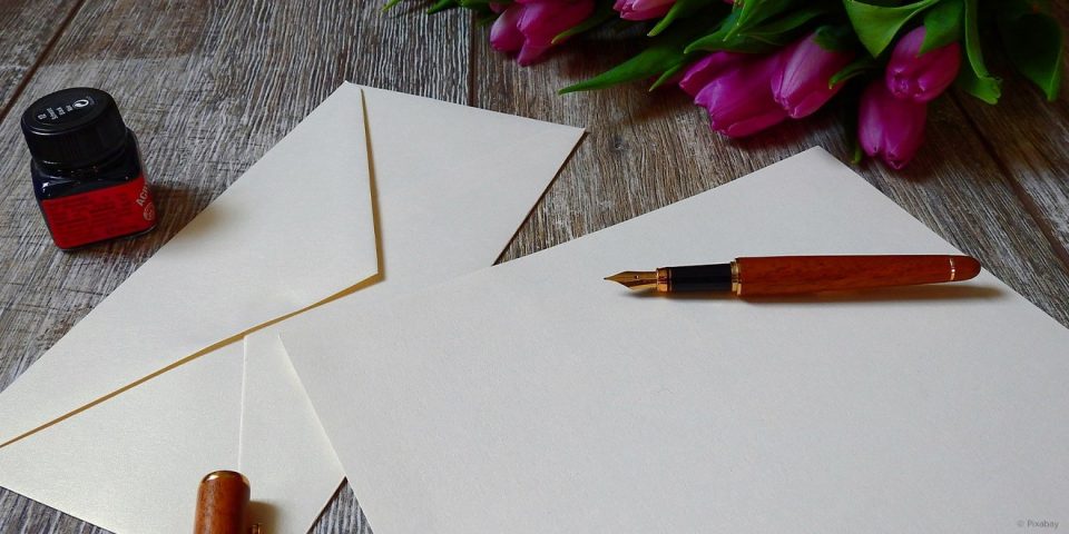 Briefpapier und Füller mit Tinte für Briefe an Freunde und Verwandte während der Corona Krise