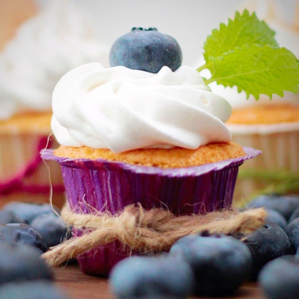 Stay at home Muffin mit Sahne und Heidelbeeren