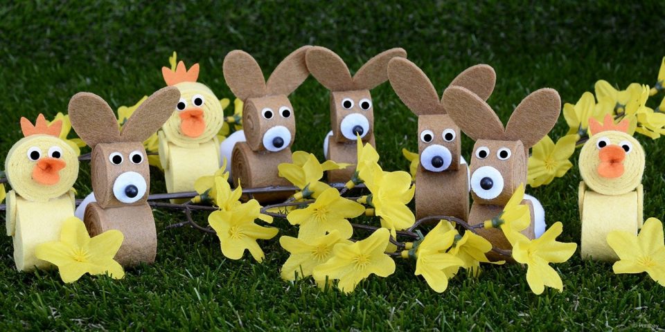 Osterdekoration mit Hasen und Küken