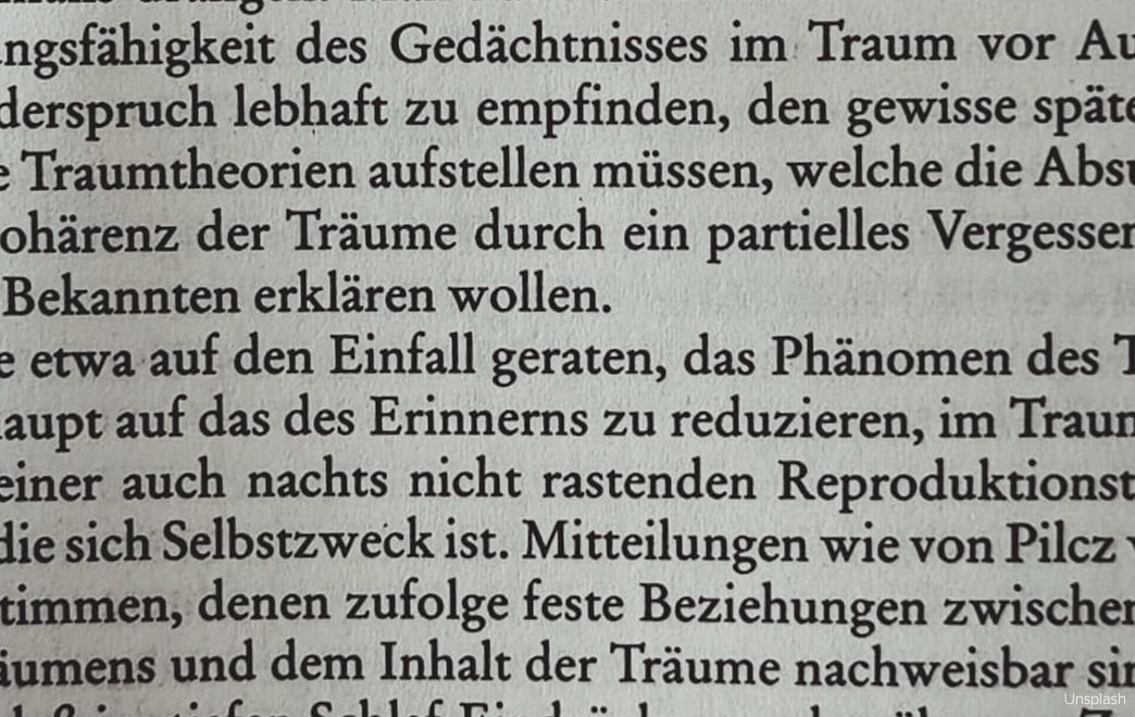 Textauszug aus einem deutschen Buch. Dialekte werden schriftlich kaum überliefert.
