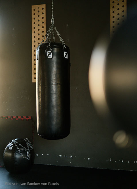 Boxsack an einer Stange in einem Home Gym