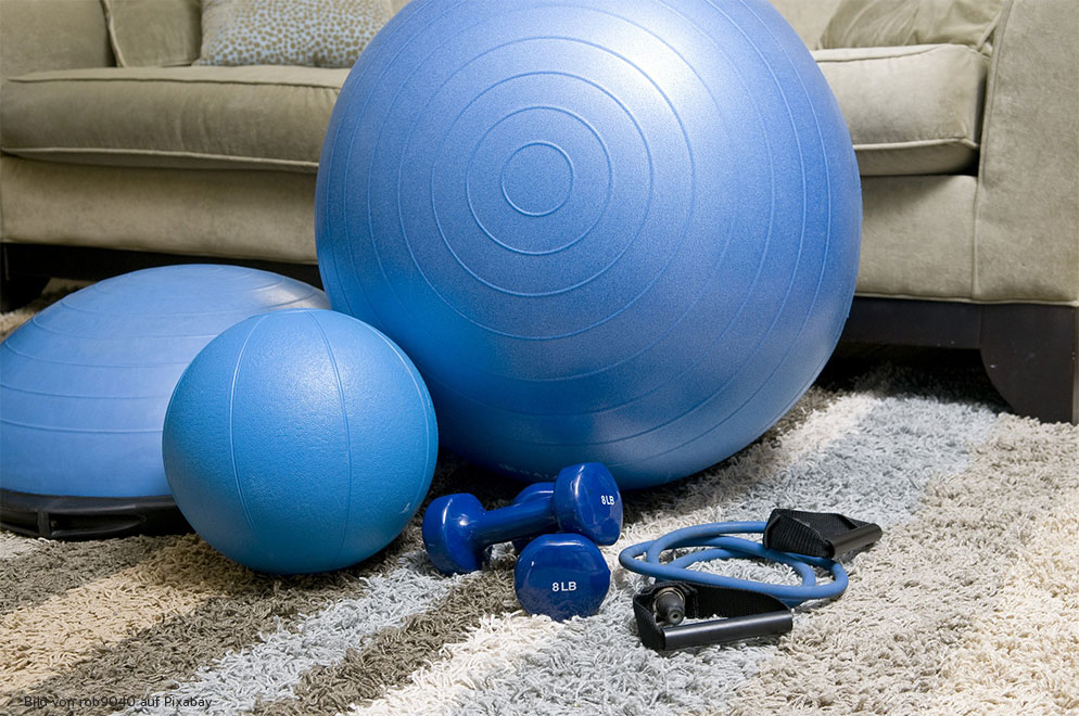 Gymnastikball und Co. sind längt out. Allerdings sind das bewährte und zuverlässige Trainingutensilien.