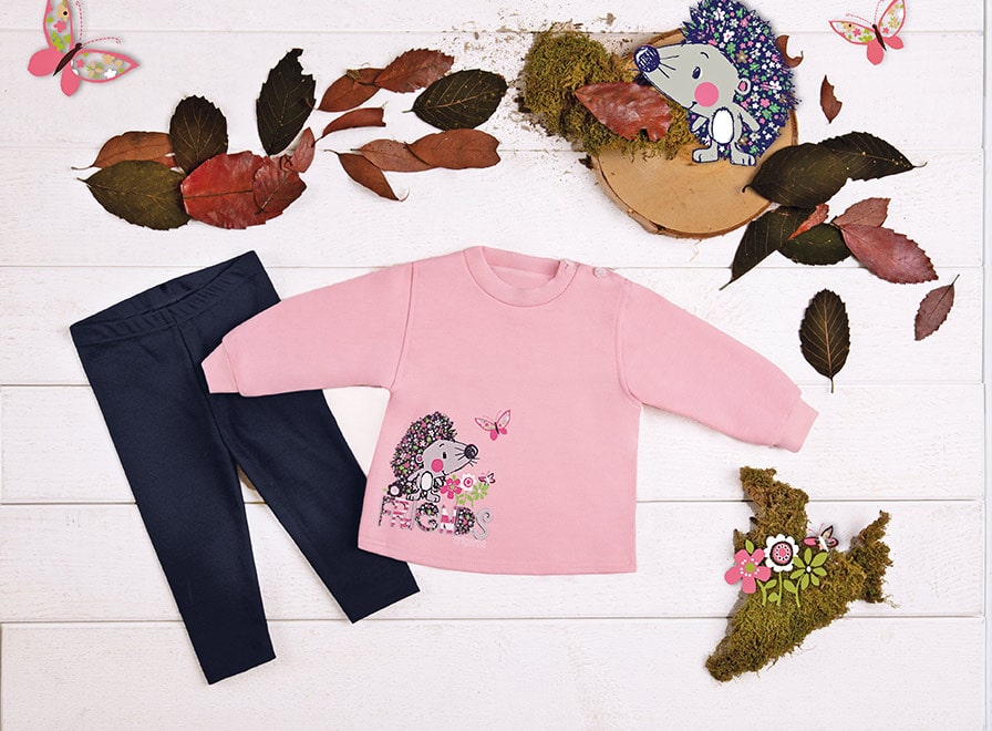 Babykleidung mit Print.