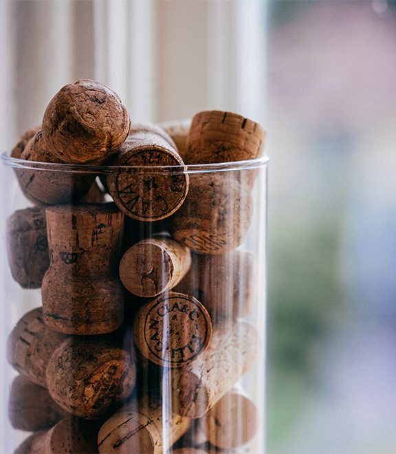 Korken von Sekt oder Wein sind ideal zum Basteln geeignet. Vor allem um Stoffe selber zu stempeln.