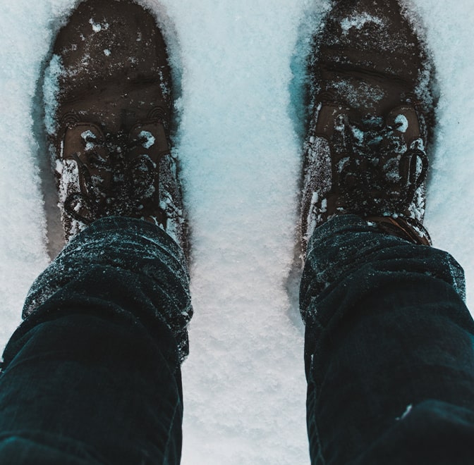 Eisklumpen an der Hose durch Schnee und Streusalz.