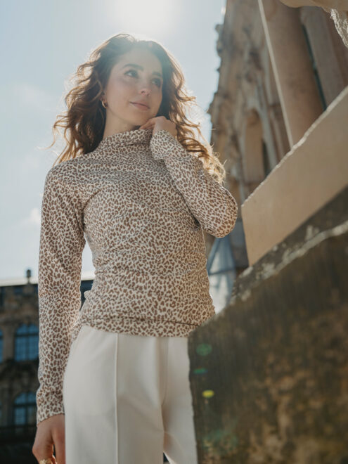 Herbstmode für Damen mit gemustertem Turtleneck-Shirt in Natur
