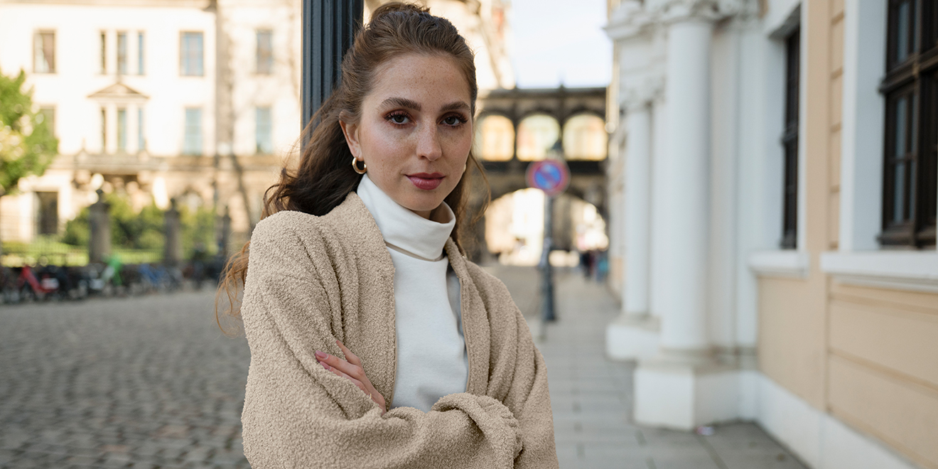 Farben kombinieren mit Bouclé-Jacke in Sand für Damen